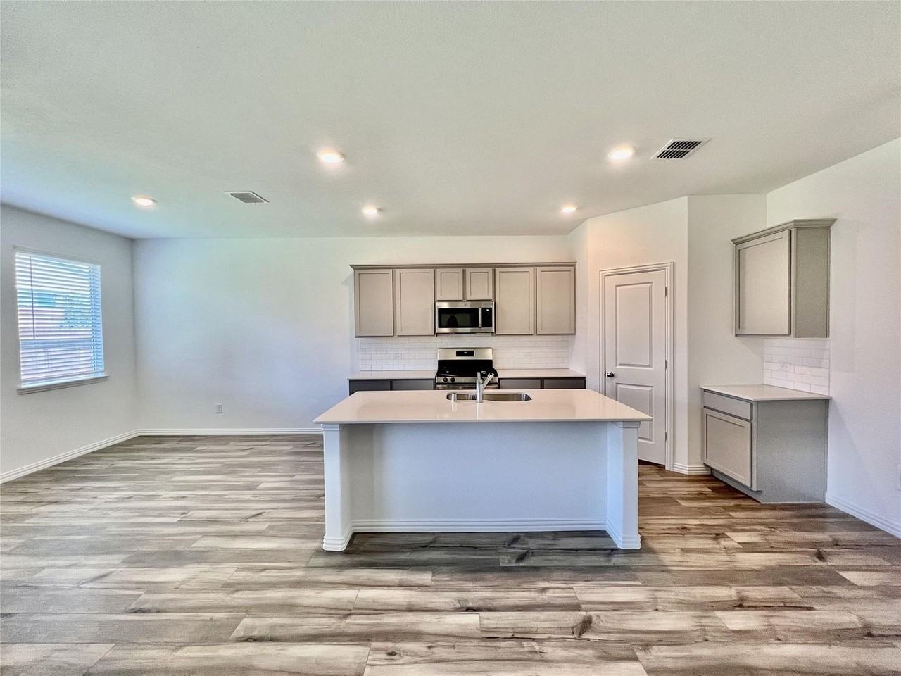1208 Sequoia Ln - Photo 6 of 39