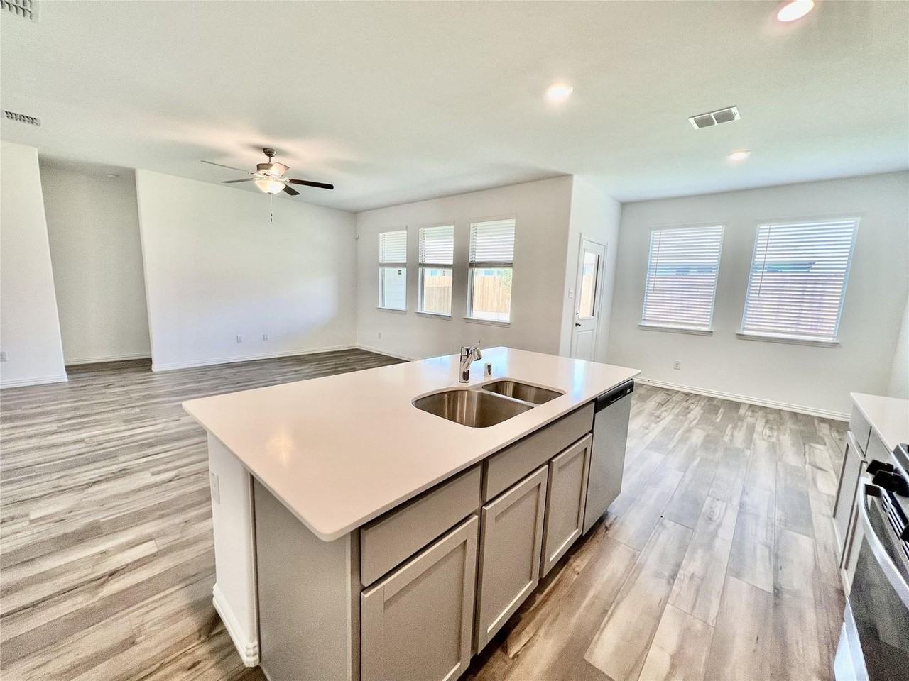 1208 Sequoia Ln - Photo 7 of 39