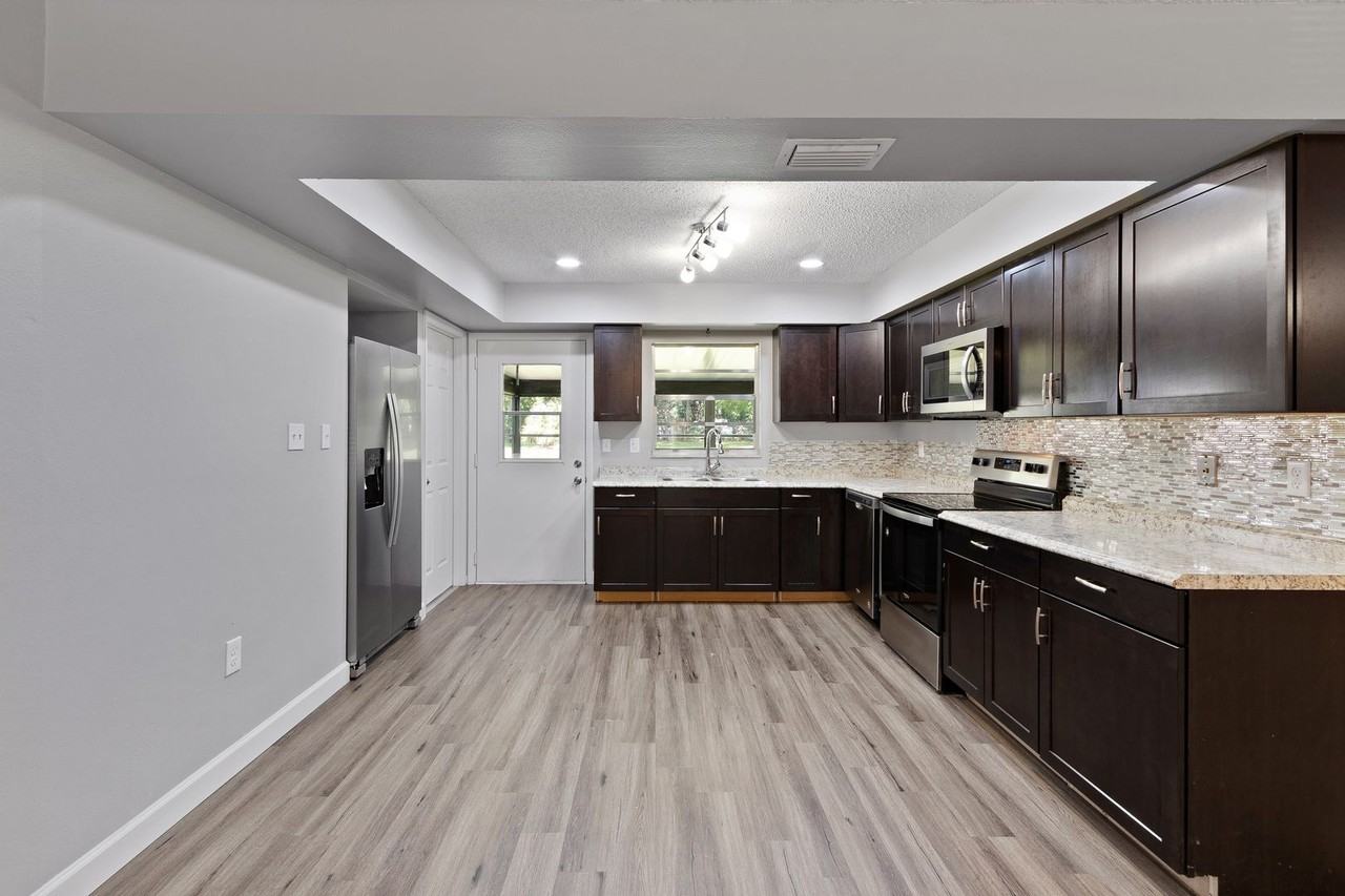 402 Century Ave - Photo 5 of 16