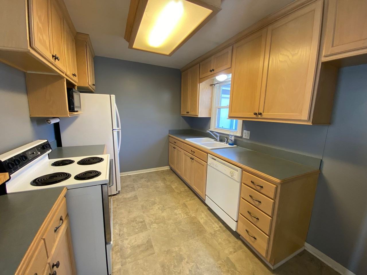 1909 Hayes Dr - Photo 3 of 8