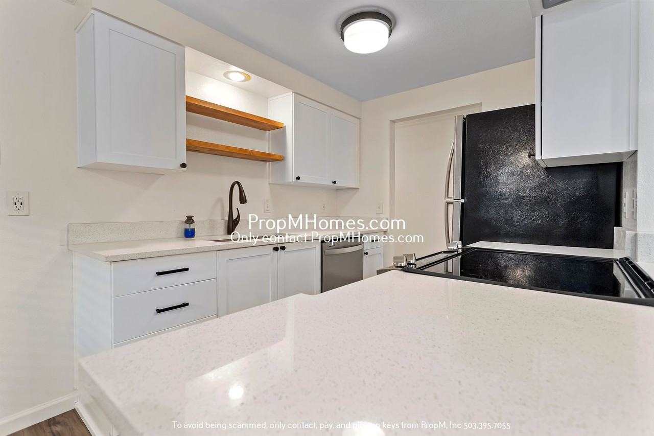 325 Se 32nd Ave - Photo 7 of 22