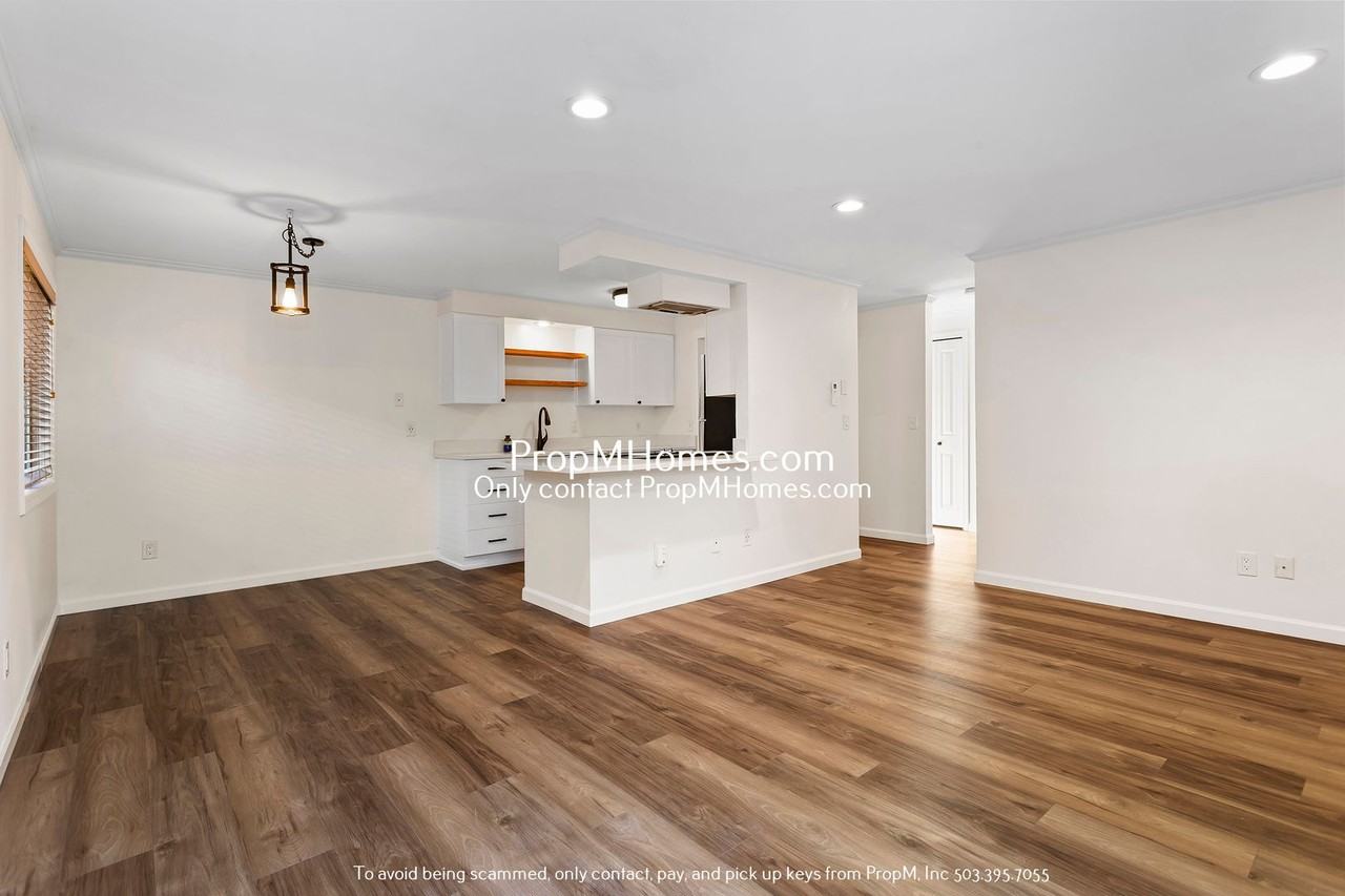 325 Se 32nd Ave - Photo 5 of 22