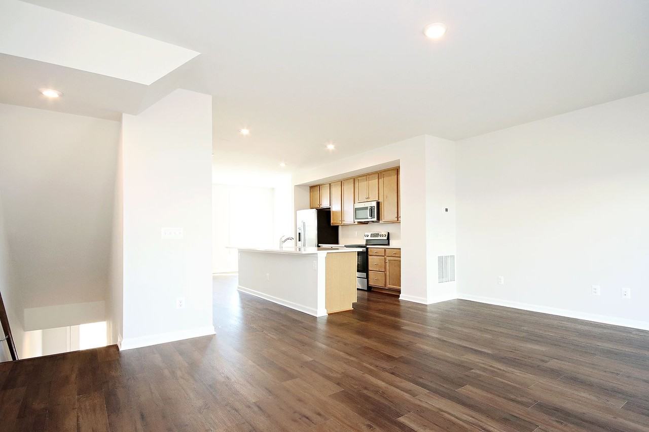 3230 Hudson St - Photo 5 of 21