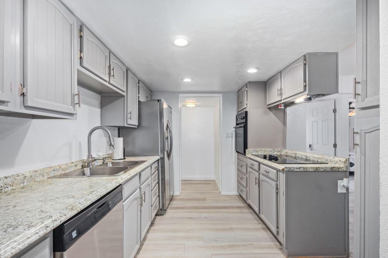 N Ironwood - Photo 4 of 9