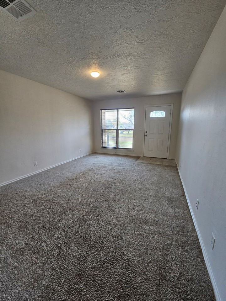 1345 Columbia Cir - Photo 2 of 17