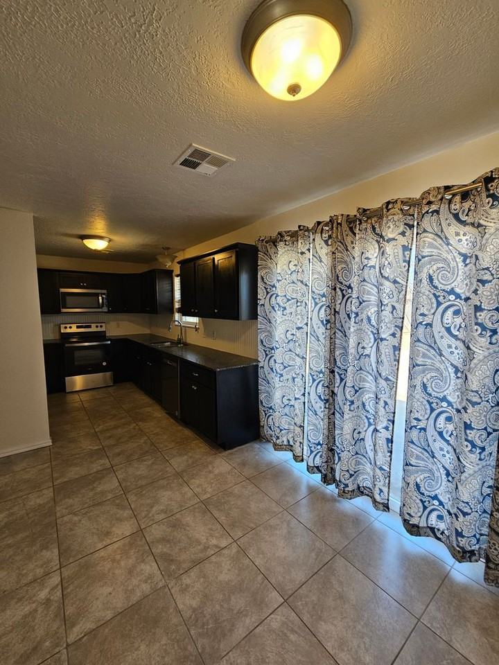 1345 Columbia Cir - Photo 4 of 17