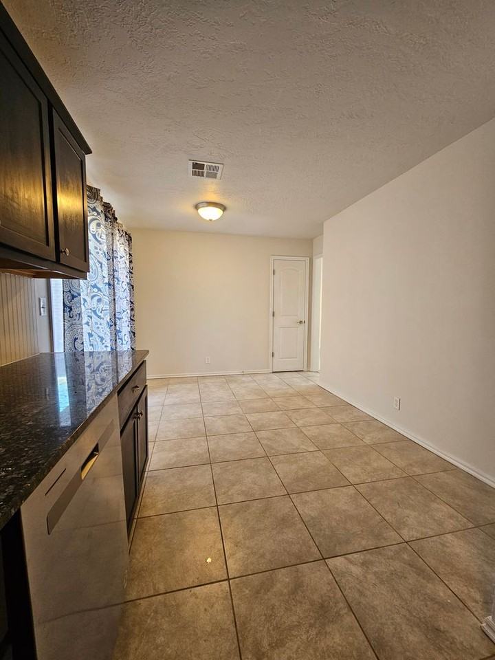 1345 Columbia Cir - Photo 5 of 17