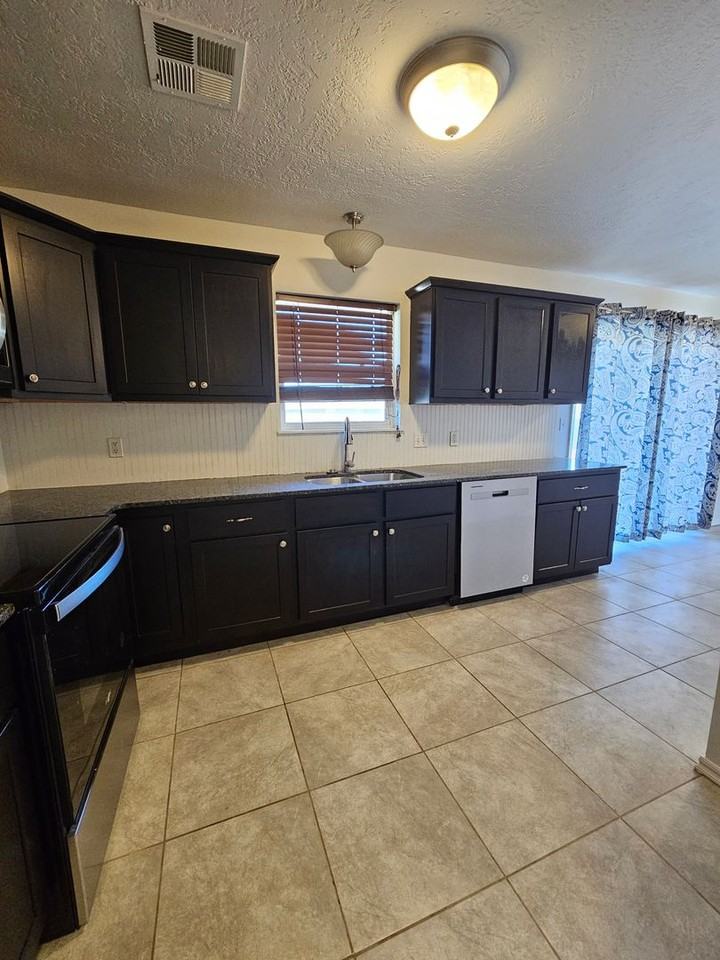 1345 Columbia Cir - Photo 6 of 17