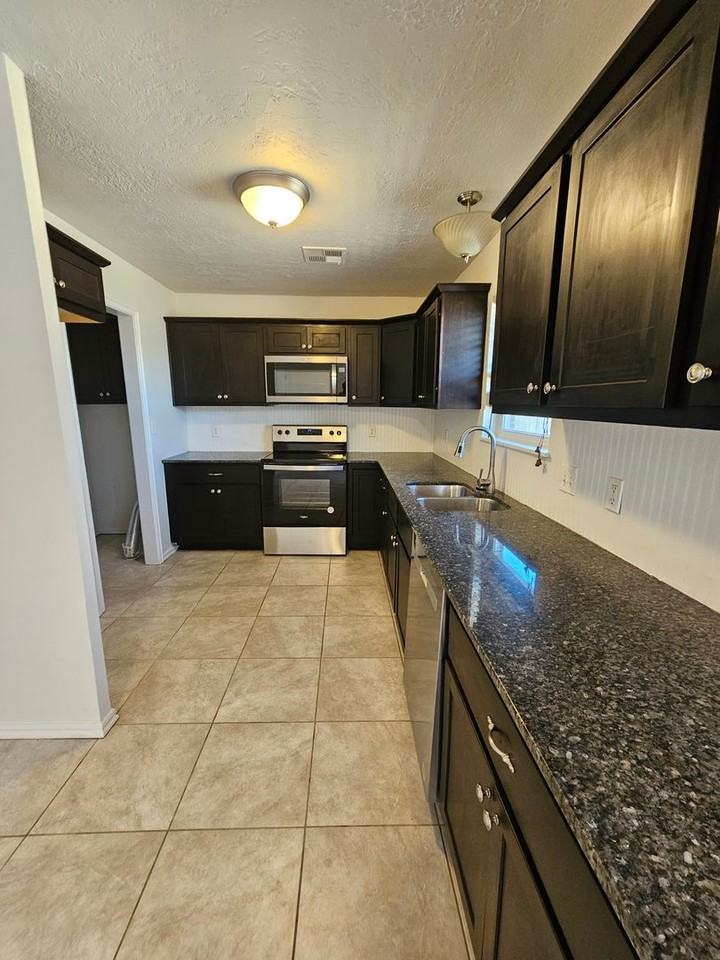 1345 Columbia Cir - Photo 7 of 17