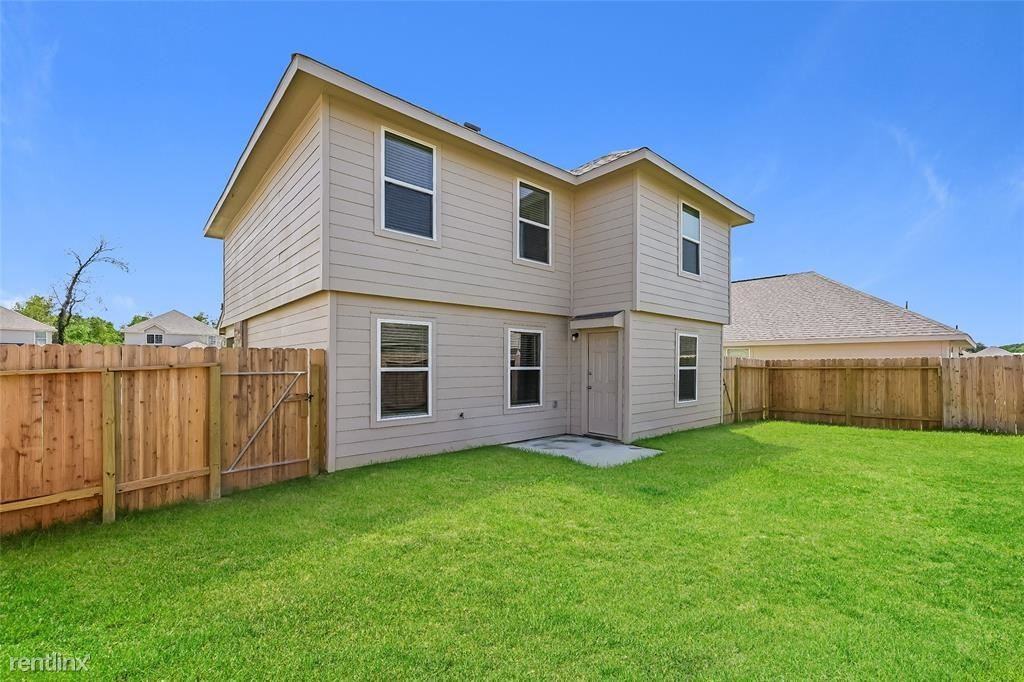 8626 Middleton Oaks Cir - Photo 2 of 15