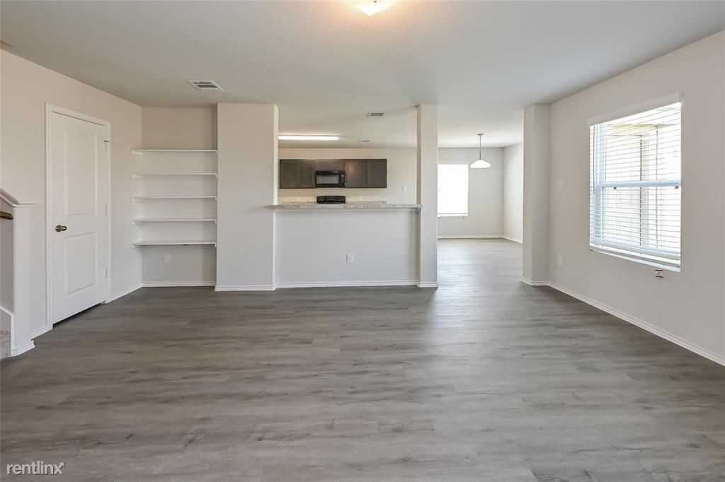 8626 Middleton Oaks Cir - Photo 3 of 15