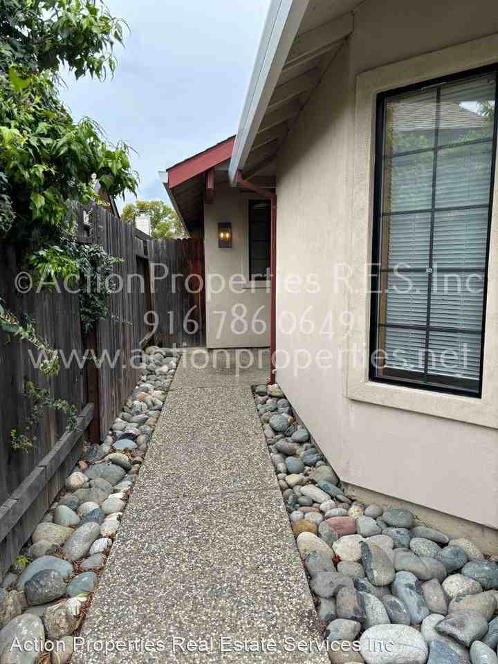 1338 Hidalgo Cir - Photo 2 of 16