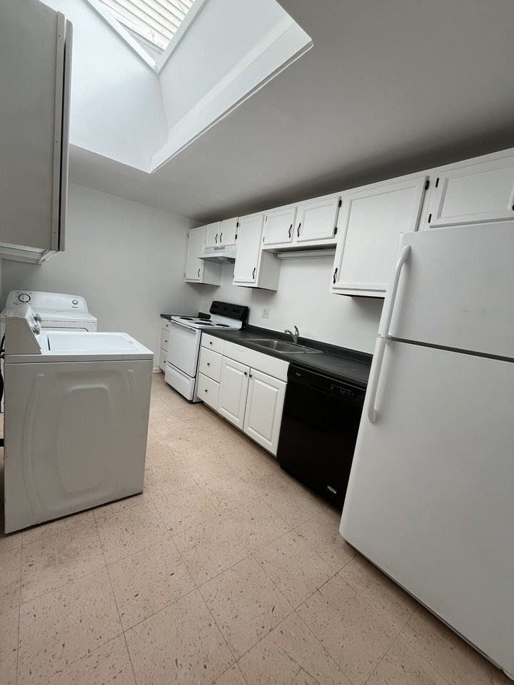 612 N Tatnall St - Photo 3 of 14