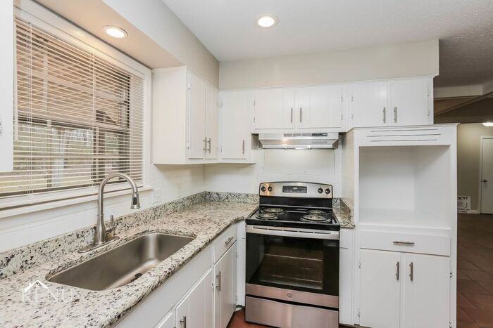 1203 Pineview Dr - Photo 3 of 17