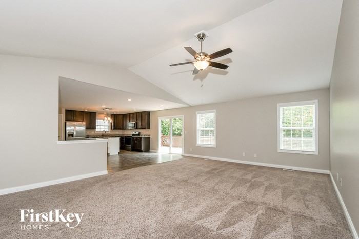 543 Sceptre Rd - Photo 3 of 15