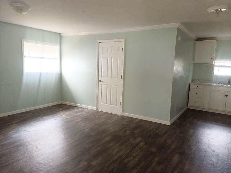 416 1/2 S Avenue J - Photo 3 of 12