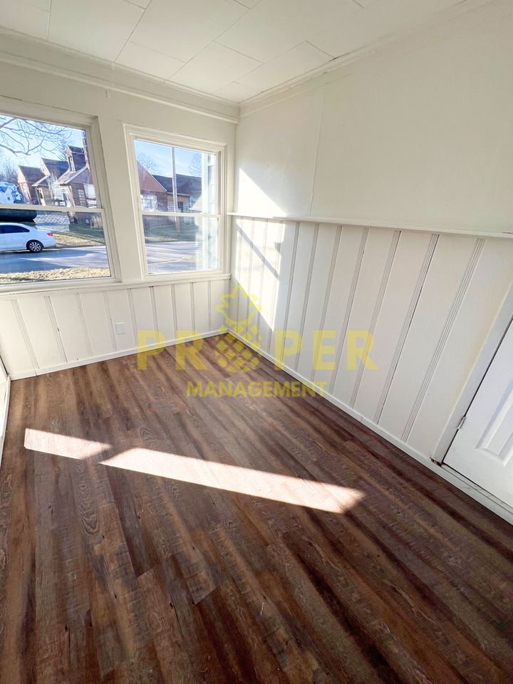 1402 Shaftesbury Rd - Photo 3 of 9