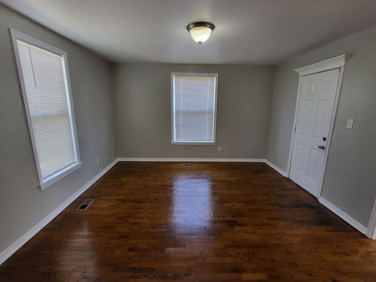 705 N Boulevard - Photo 2 of 25