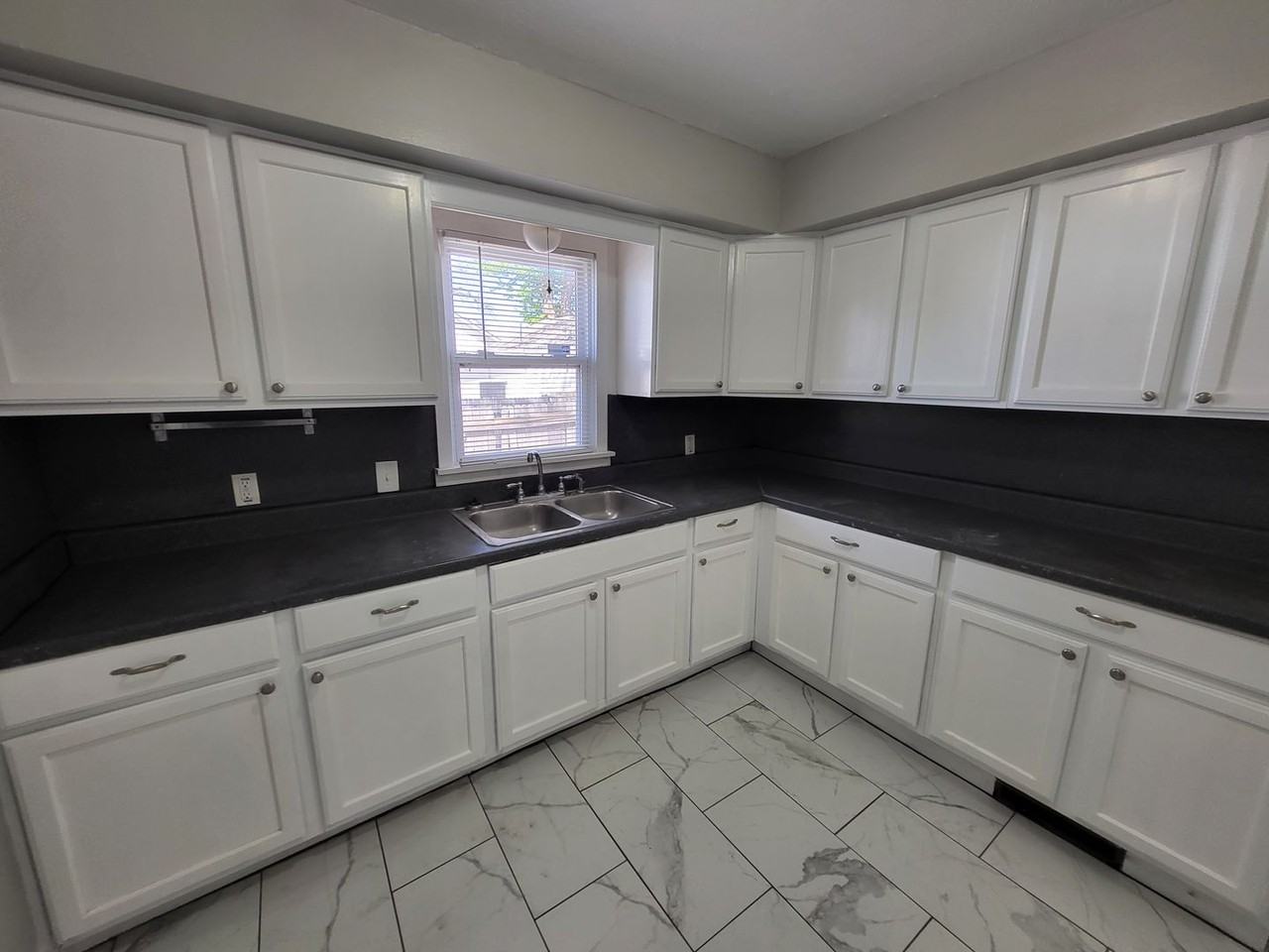 705 N Boulevard - Photo 7 of 25