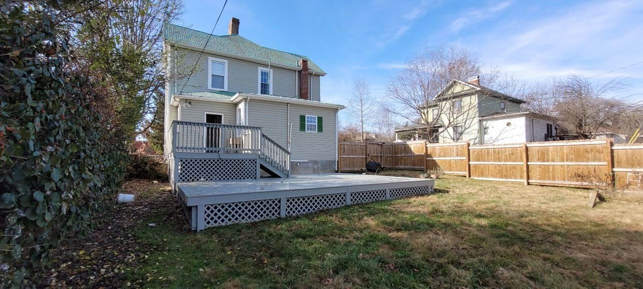 606 Hillcrest Dr - Photo 2 of 14