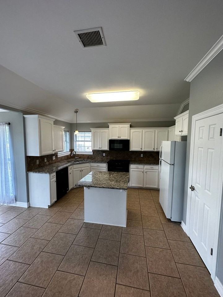 4218 Parkridge Dr - Photo 3 of 10