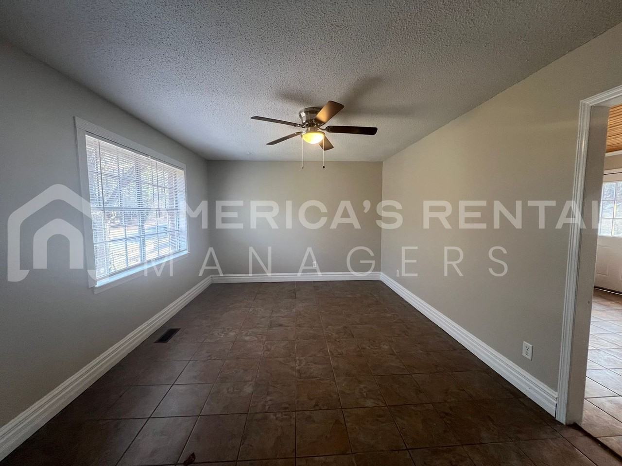 5433 Faucett Rd - Photo 4 of 15