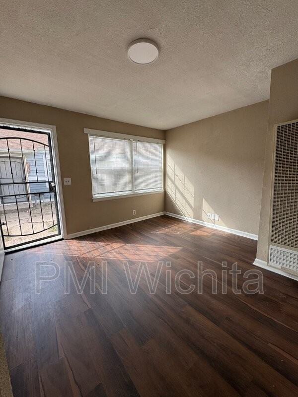 2555 N Park Pl - Photo 2 of 29