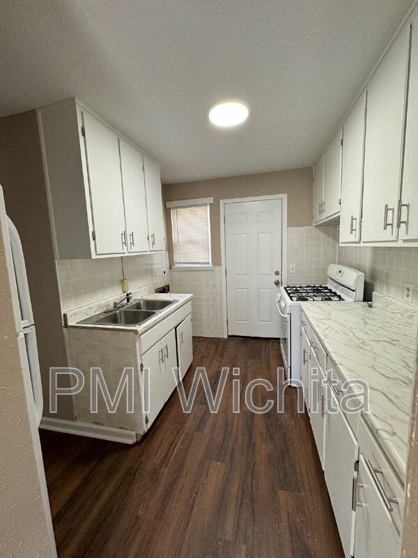 2555 N Park Pl - Photo 3 of 29