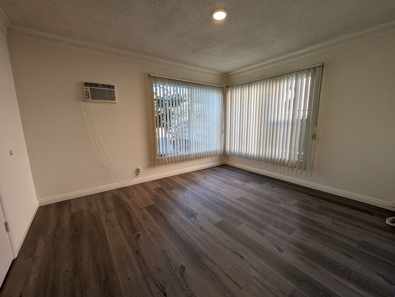 250 N. Oakland - Photo 4 of 23