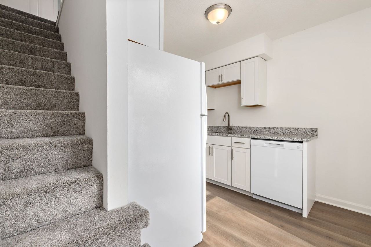 636 S Lakehurst Dr - Photo 3 of 19