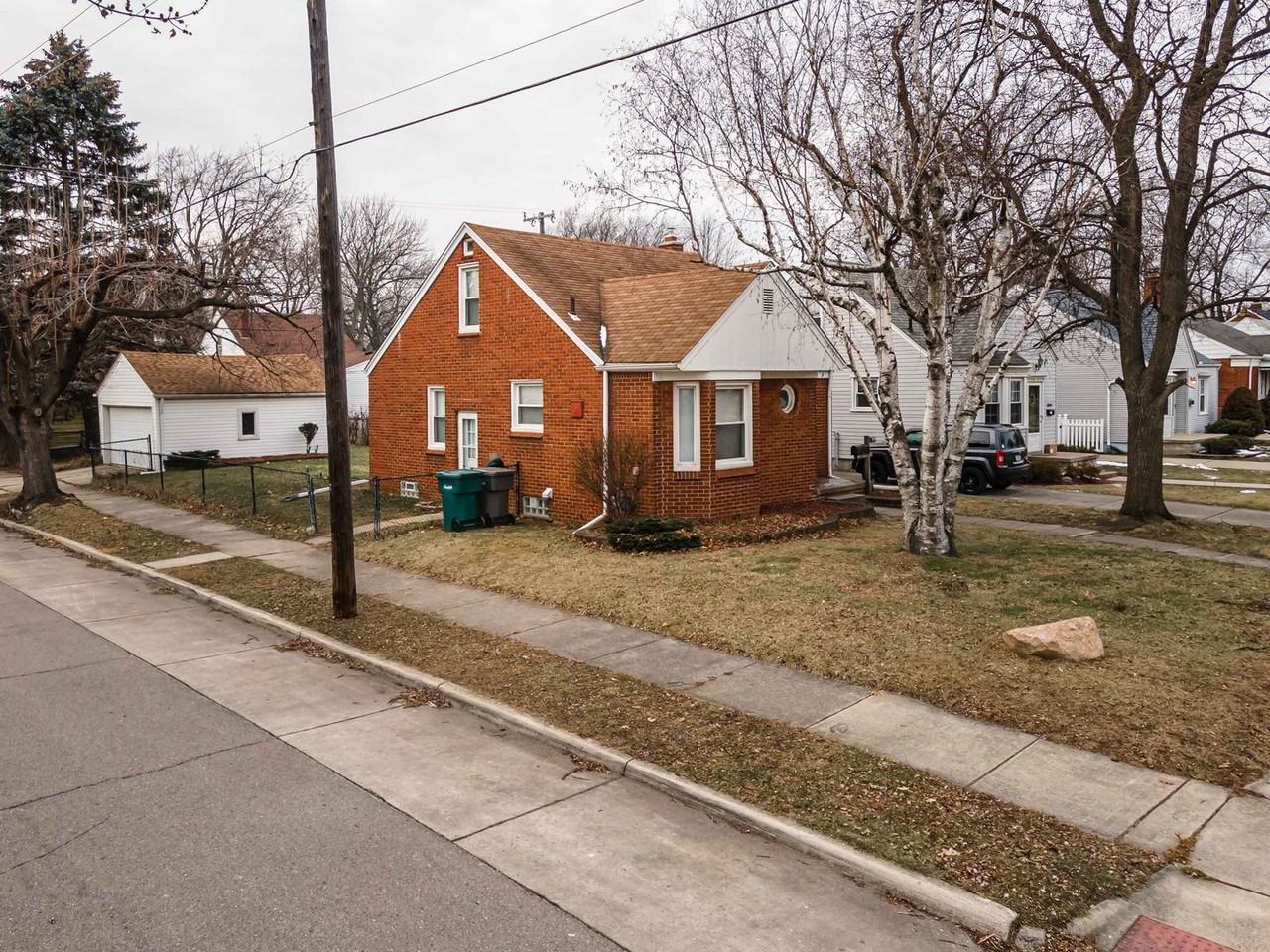 3052 Lincoln St - Photo 3 of 20