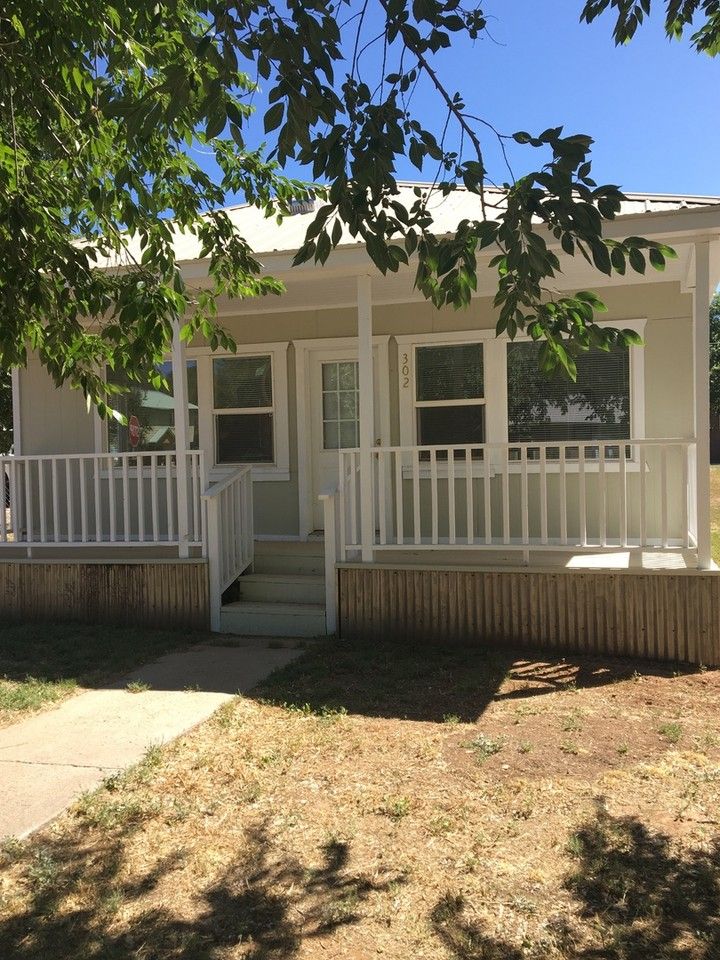302 S Ash St - Photo 2 of 9