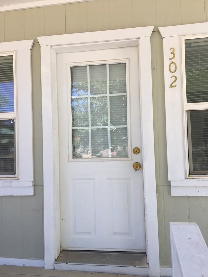 302 S Ash St - Photo 3 of 9