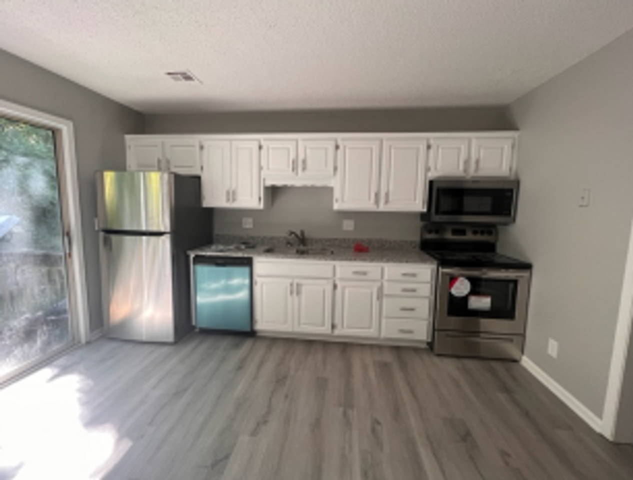 4721 Switzer St - Photo 3 of 10