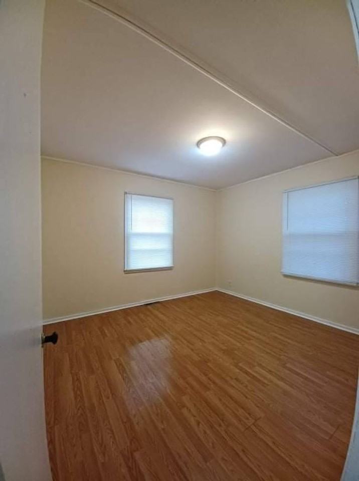 1112 Irving Ave - Photo 3 of 7