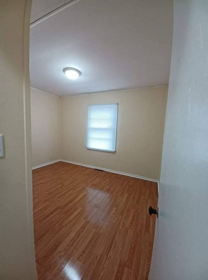 1112 Irving Ave - Photo 5 of 7