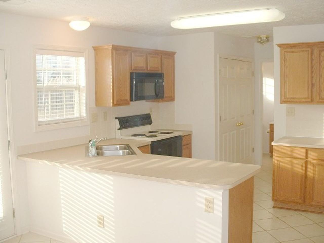 572 Hadlow St - Photo 5 of 20