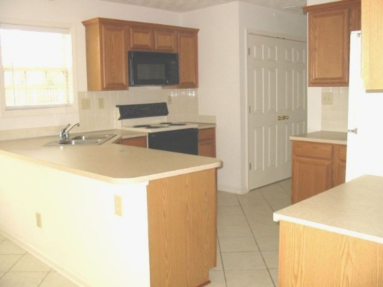 572 Hadlow St - Photo 6 of 20