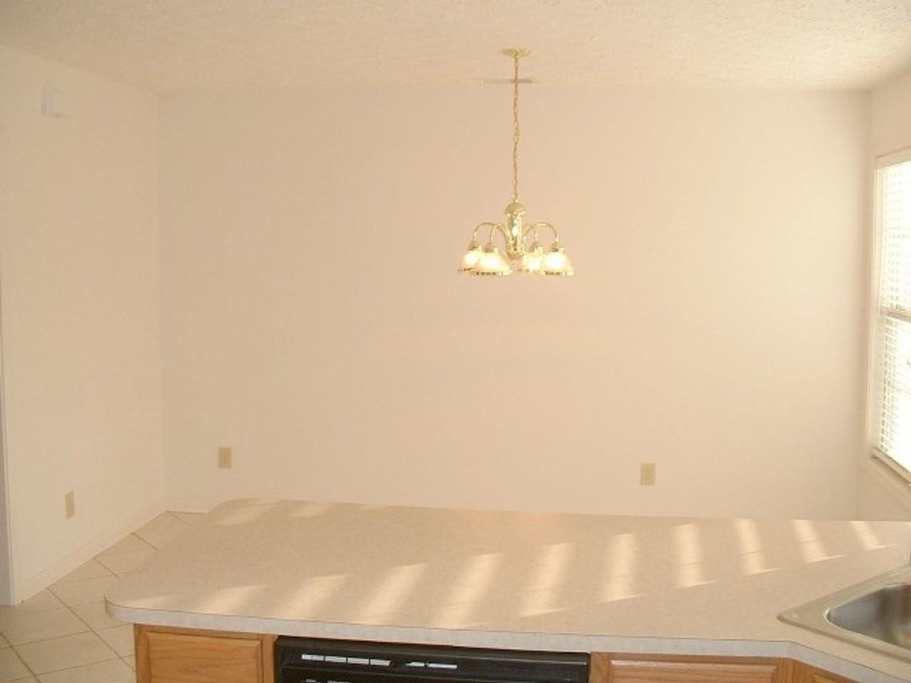 572 Hadlow St - Photo 7 of 20