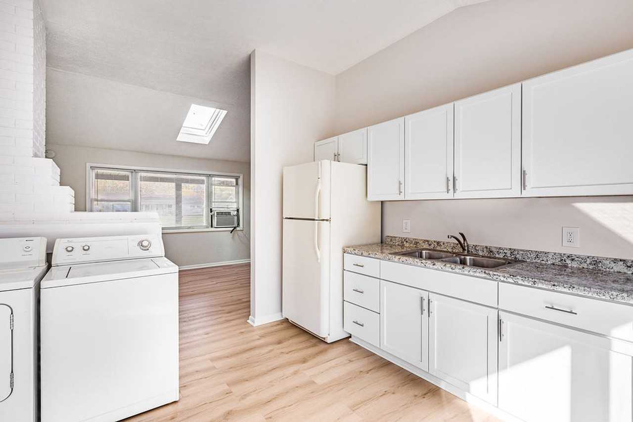 2515 Redgate Ln - Photo 3 of 20
