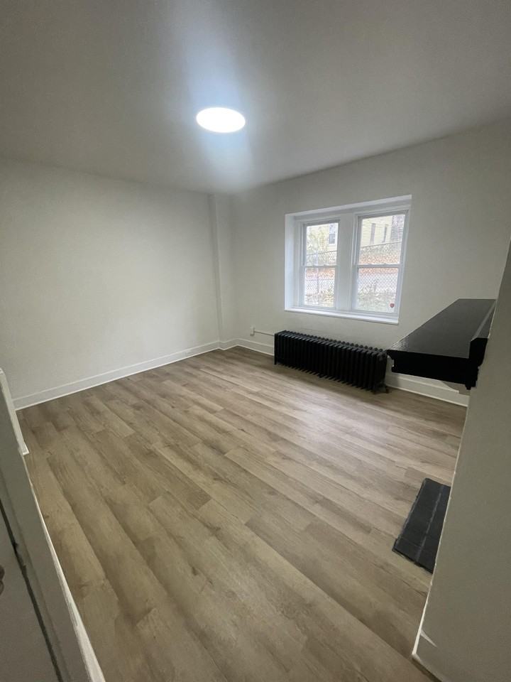 102 Redlyn Street - Photo 2 of 9