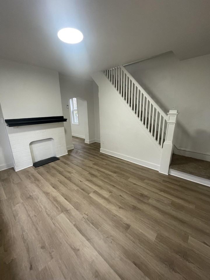 102 Redlyn Street - Photo 3 of 9
