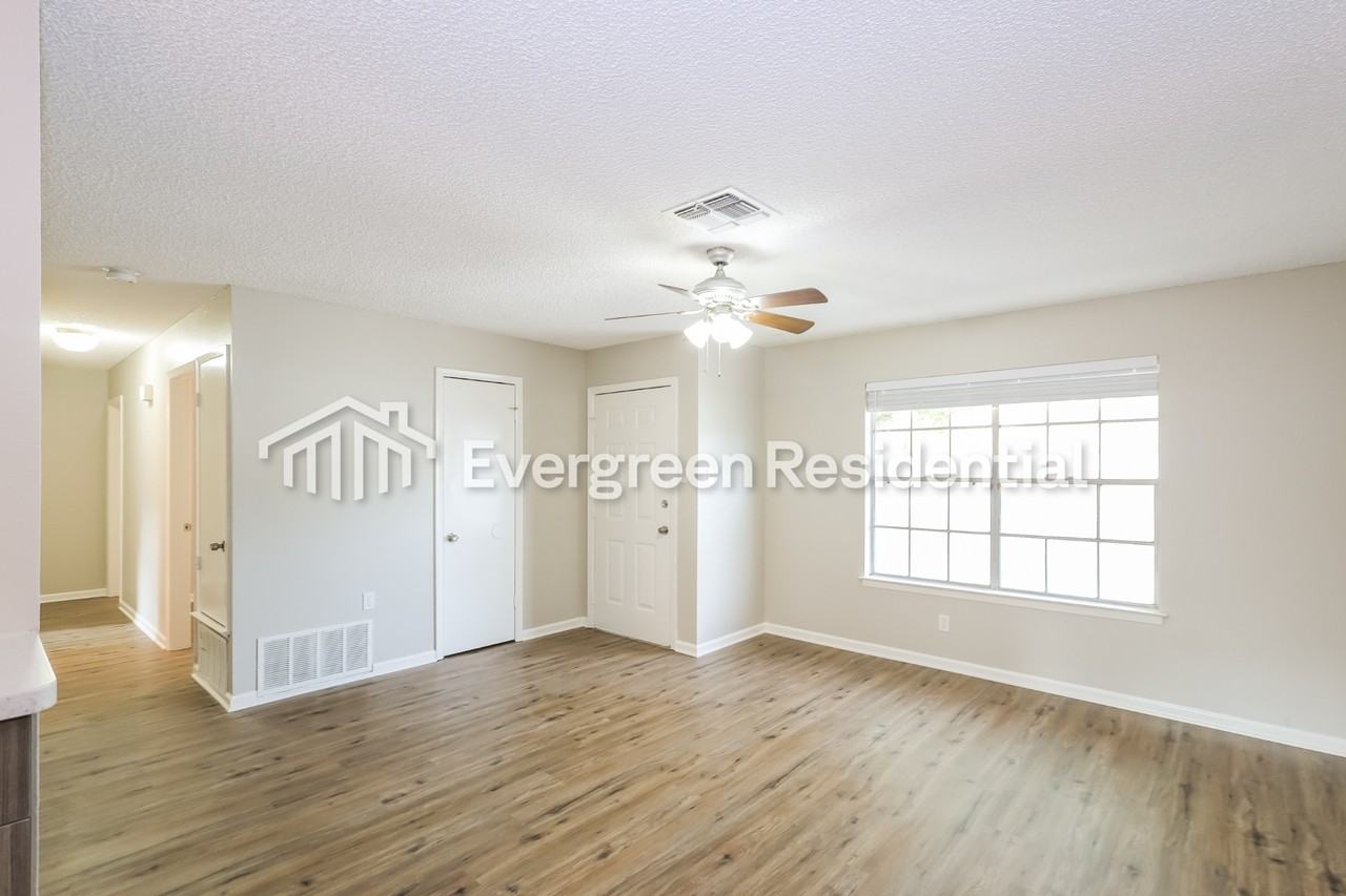 5930 Cliff Valley Dr - Photo 5 of 9