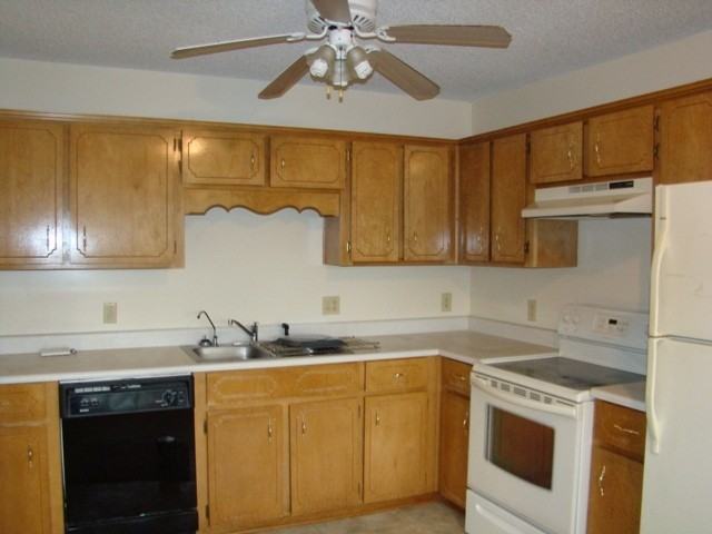 975 Yale Ct - Photo 2 of 12