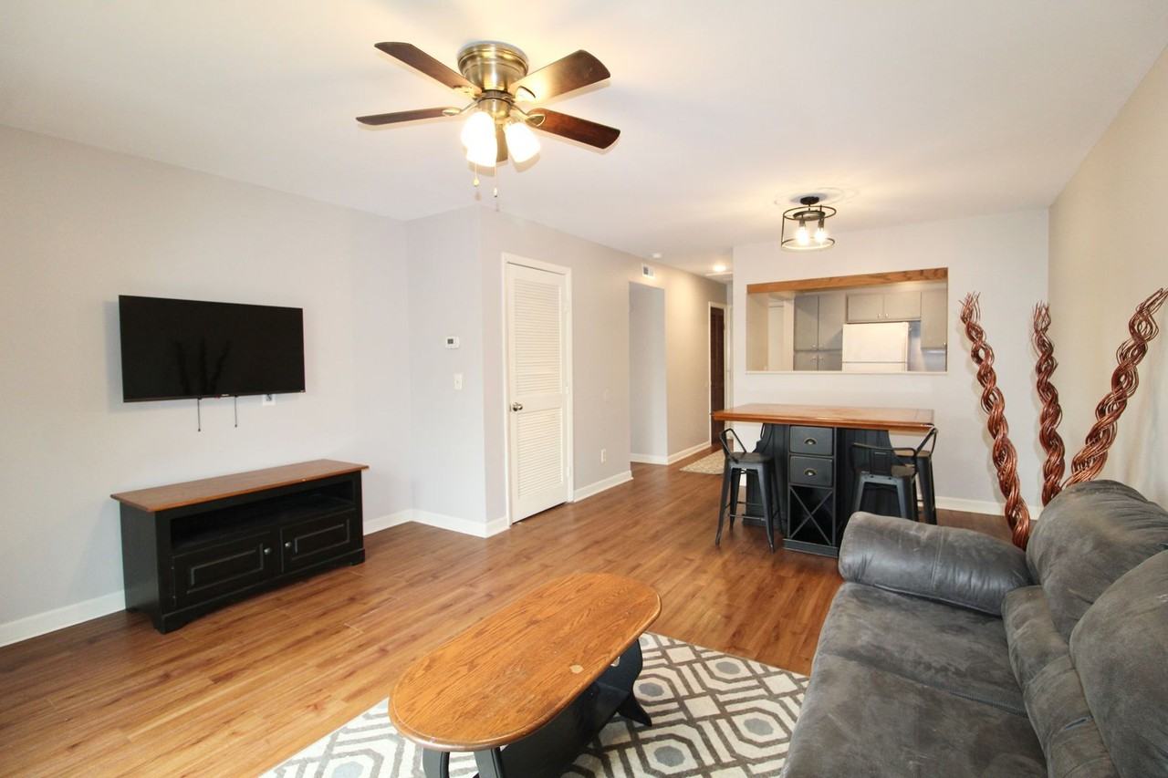 1340 Hunters Rd Apt I - Photo 6 of 13