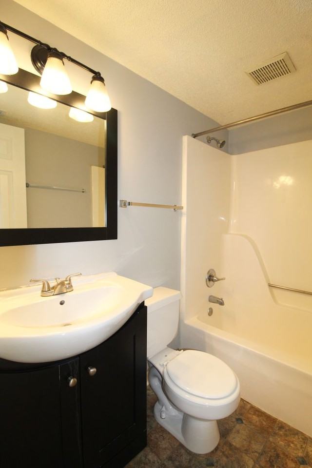 1340 Hunters Rd Apt I - Photo 7 of 13