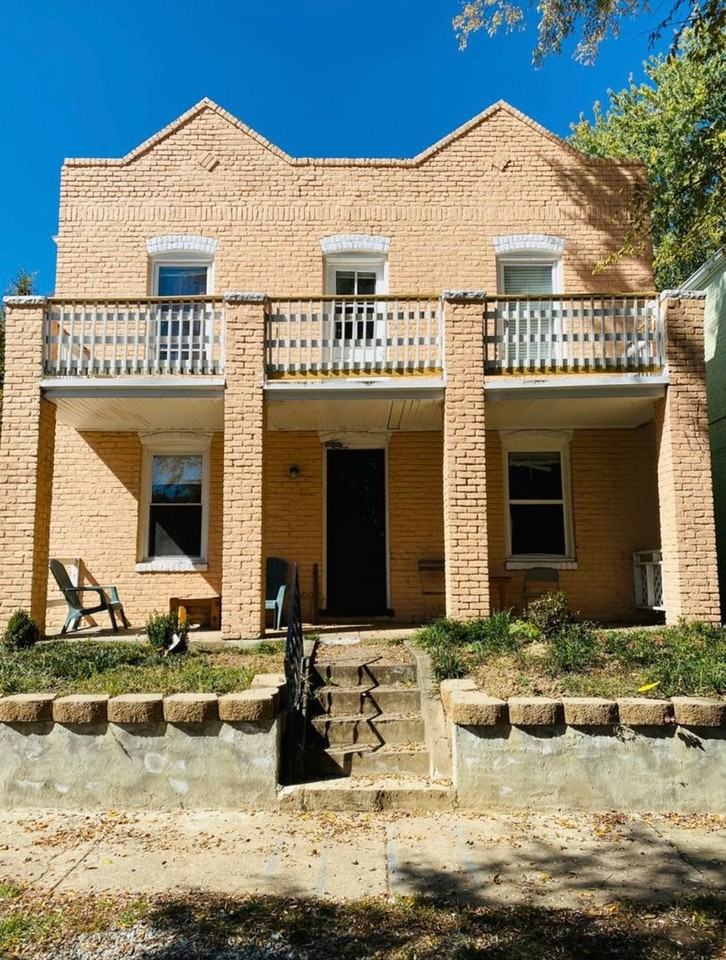 2 N. Dooley Ave. - Photo 2 of 31