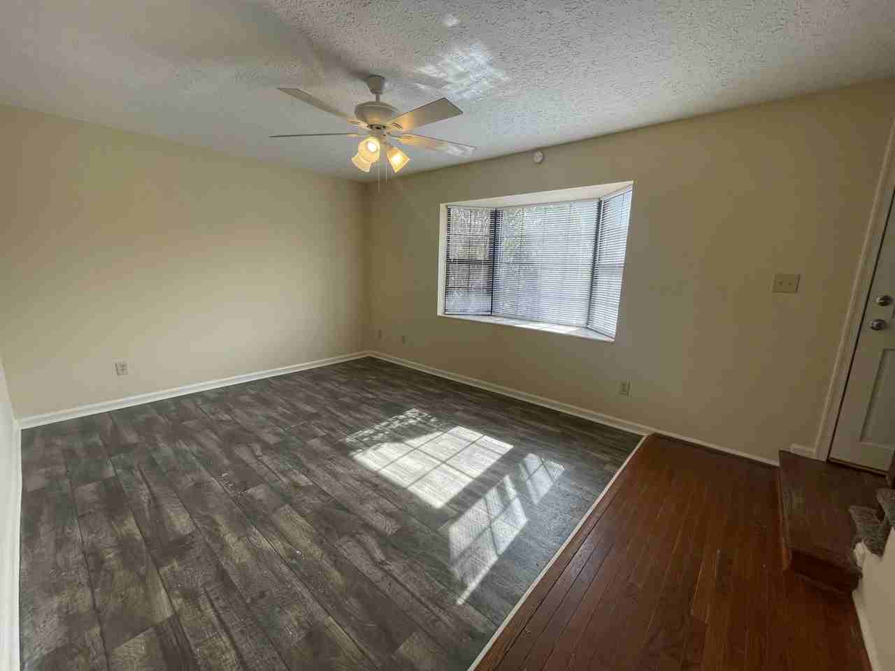 122 Kitty Hawk Sq - Photo 2 of 14