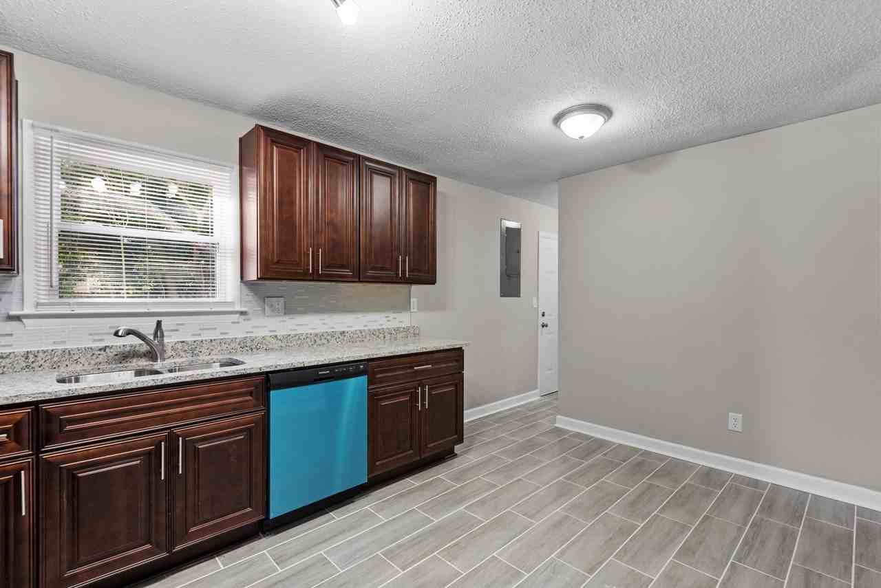 979 Teal Ct - Photo 2 of 25