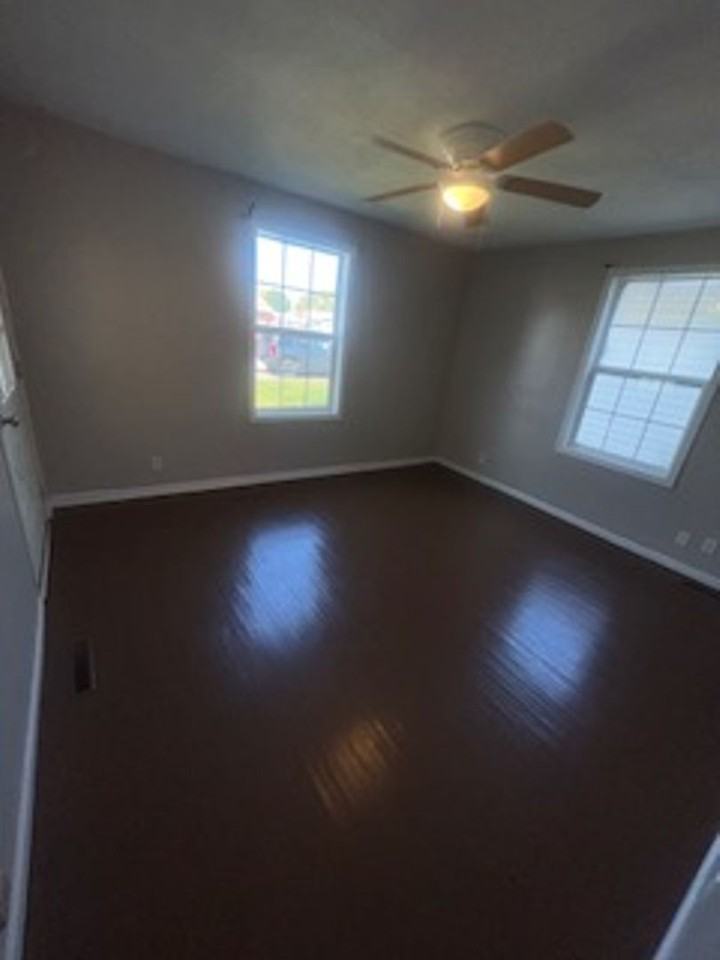 2571 N Bedford Ave - Photo 2 of 6